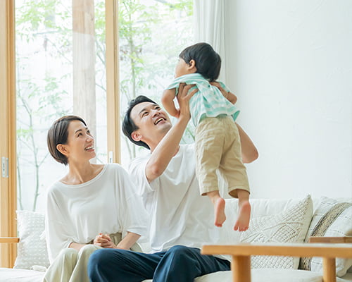 夫婦と小さい子どもの写真